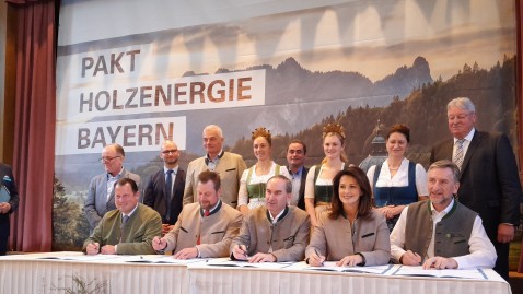 Gruppenbild Unterzeichnung Pakt Holzenergie