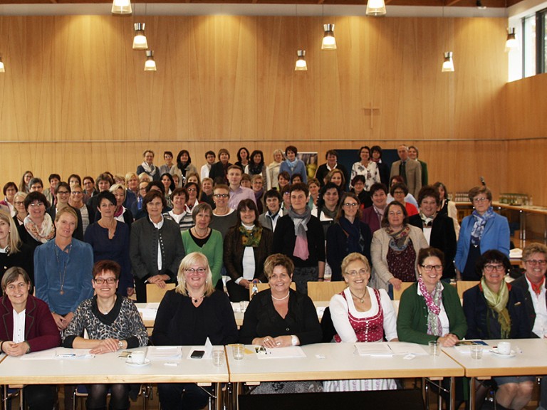 Der versammelte Landesausschuss der Landfrauen im Bayerischen Bauernverband im großen Saal des Hauses der bayerischen Landwirtschaft in Herrsching