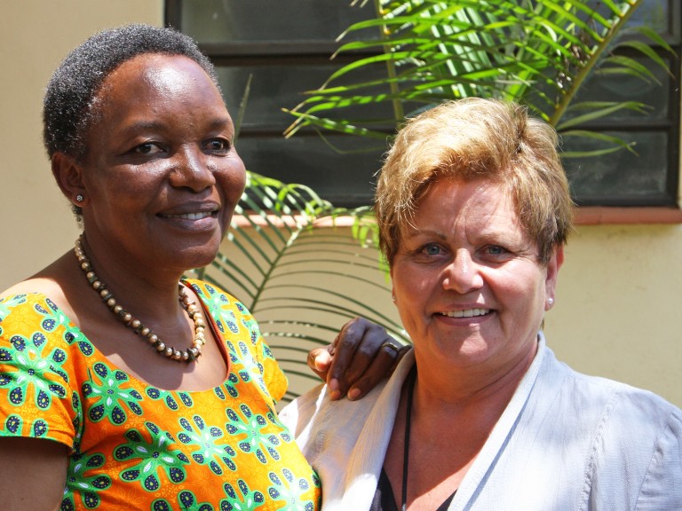 Die Gründerin des Landfrauenverbandes in Kenia Daphne Muchai zusammen mit der bayerischen Landesbäuerin Anneliese Göller