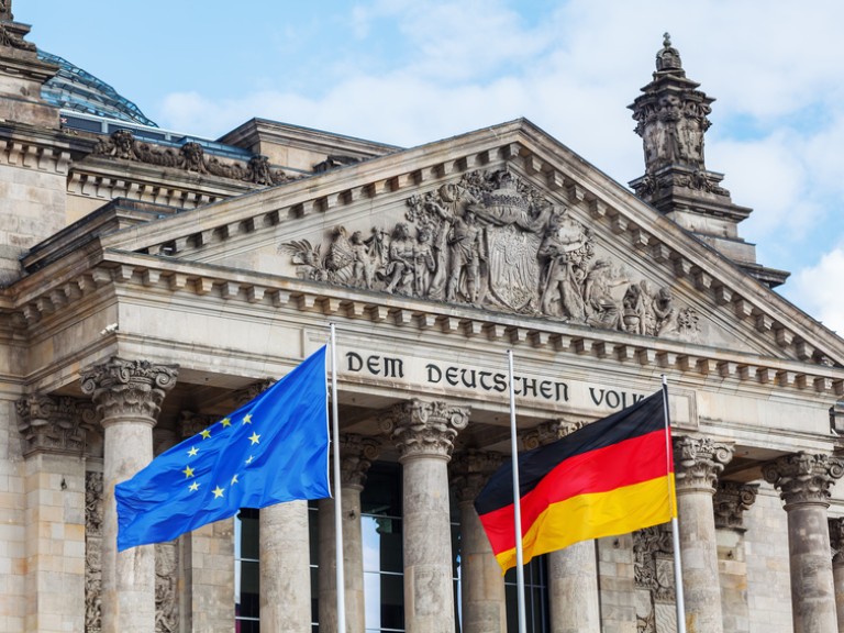 Der Bundestag mit der Europa- und Deutschlandflagge
