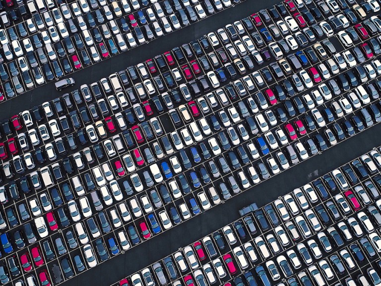 Tausende Autos stehen für den Export am Hafen