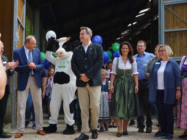 Ministerpräsident Markus Söder, Bayerischer Landwirtschaftministerin Fr. Kaniber öffnen die Stalltore" für das Aktionswochenende