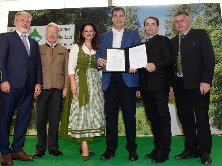 Bei der Unterzeichnung des Waldpaktes sind die Landwirtschaftministerin Kaniber, Ministerpräsident Söder sowie Bauernpräsident Heidl dabei.