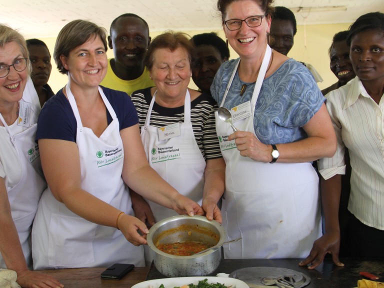 Die bayerischen Landfrauen bei einem Entwicklungshilfeprojekt in Kenia