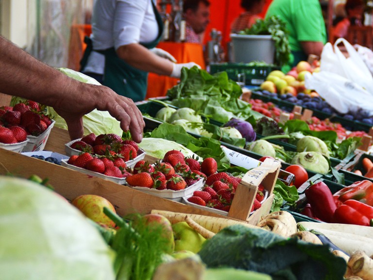 Erdbeeren und viel Gemüse auf diesem Bauernmarktstand