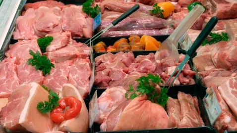 Verschiedene Fleischstücke in einer Fleischtheke eines Supermarktes