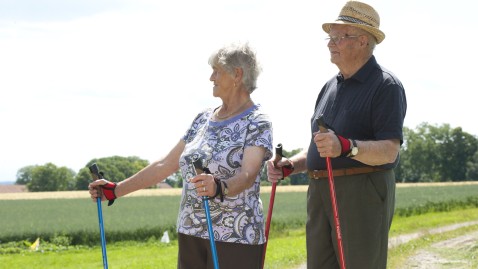 Senioren beim Walken