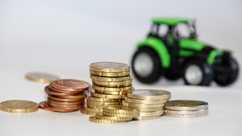 Geldmünzen und Traktor