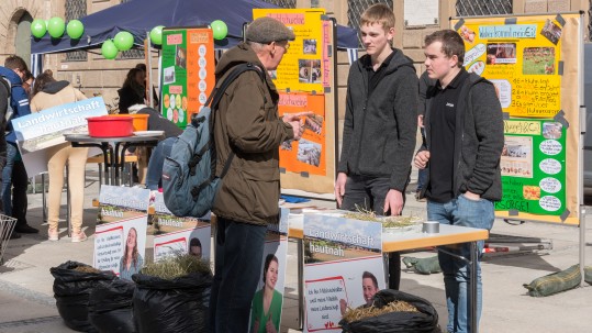 Junge Landwirte des Herrschinger Grundkurses im Gespräch mit Verbrauchern in München