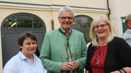 Stilla Klein (ehemalige Bezirksbäuerin Oberpfalz), der Bundestagsabgeordnete Artur Auernhammer und Christine Reitelshofer (Bezirksbäuerin Mittelfranken & 2. stellvertretende Landesbäuerin)