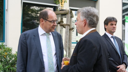 Der ehemalige Bundeslandwirtschaftsminister Christian Schmidt im Gespräch mit Hubert Bittlmayer, Amtschef im bayerischen Landwirtschaftsministerium