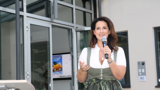 Die bayerische Landwirtschaftsminsiterin Michaela Kaniber bei ihrer Rede beim BBV-Hoffest