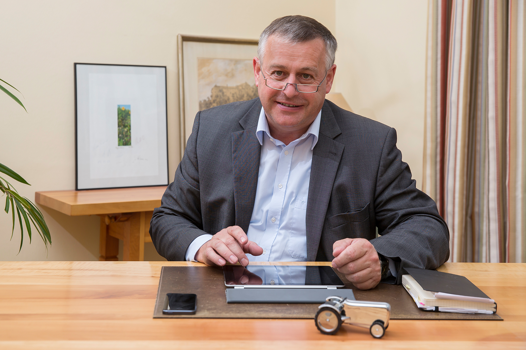 Bauernpräsident Walter Heidl am Schreibtisch