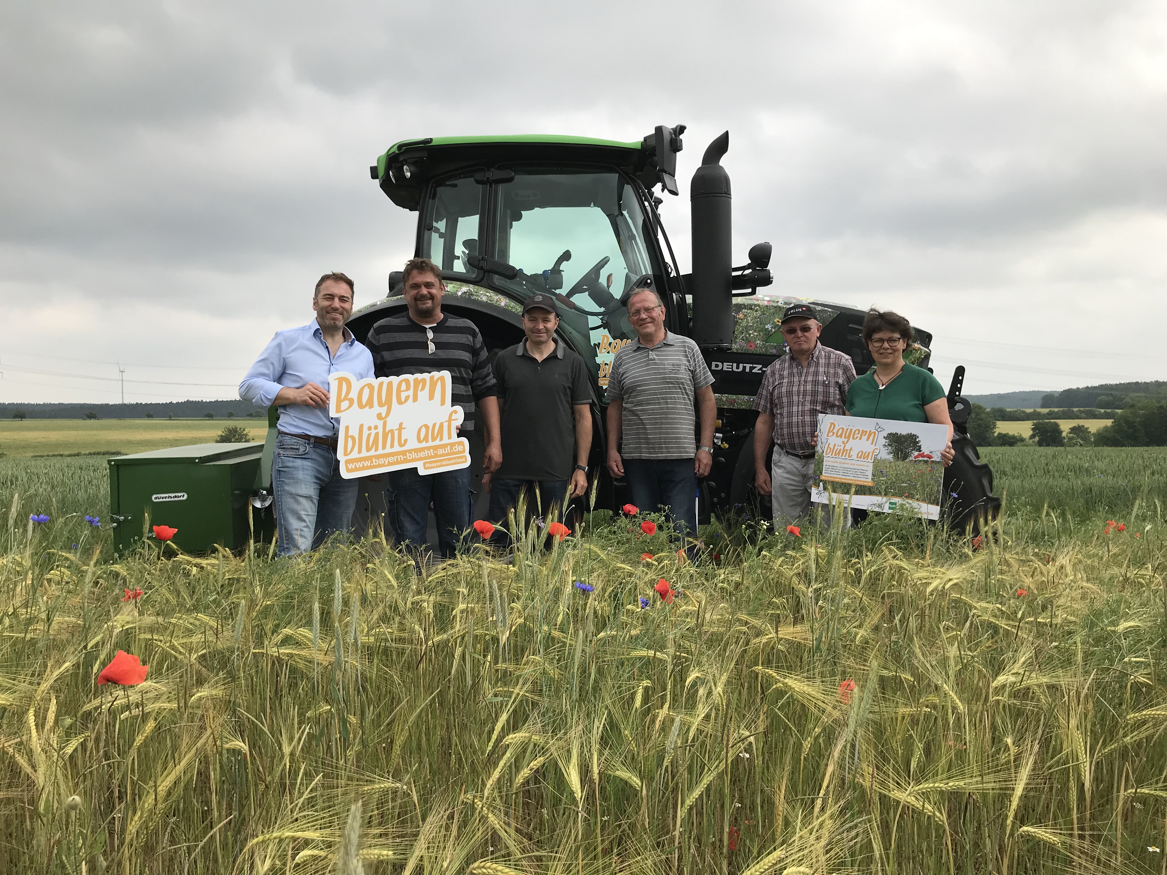 Gruppe in Mittelfranken vor dem Blühschlepper