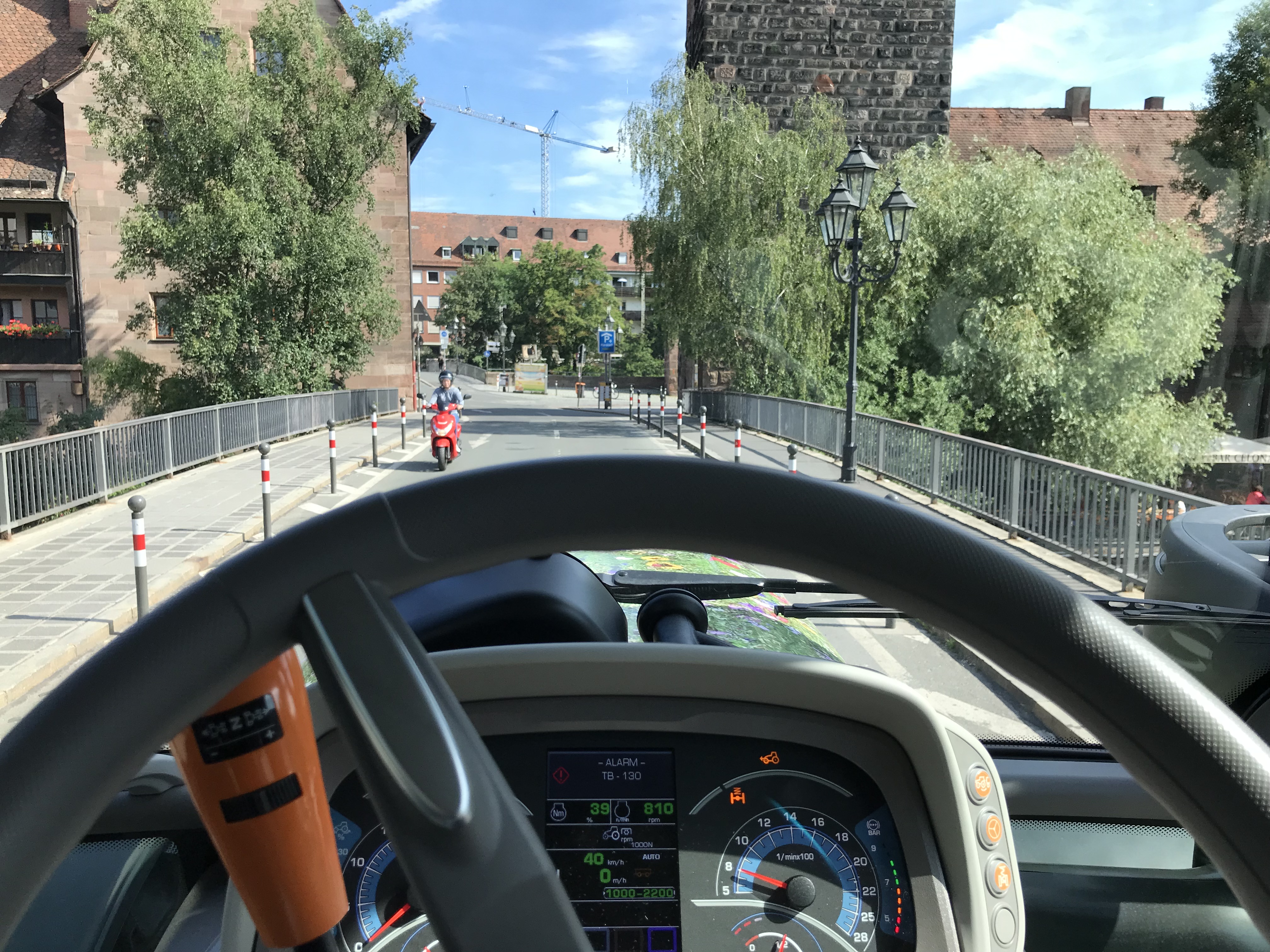 Bluehschlepper färt auf den Nürnberger Hauptmarkt zu