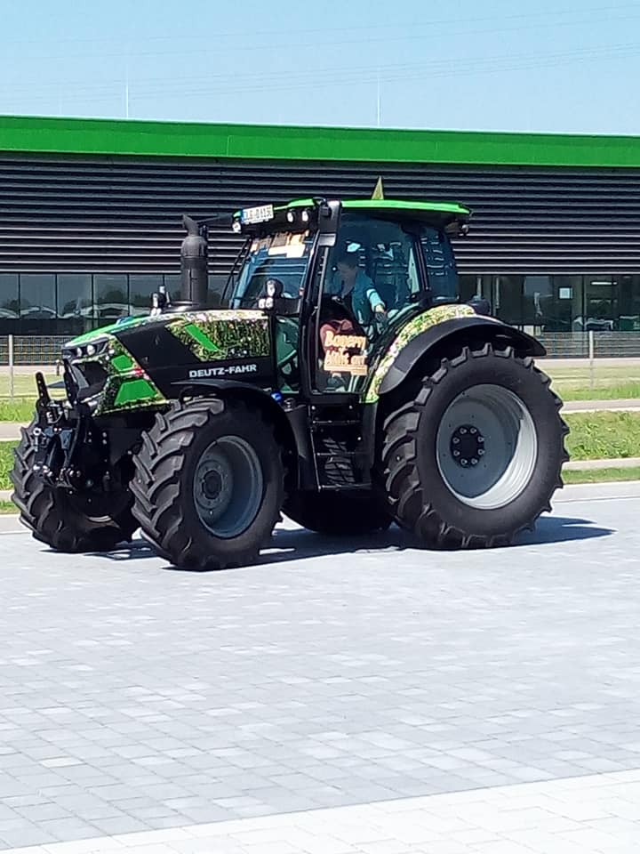Blühschlepper-Werk-Deutz-Fahr