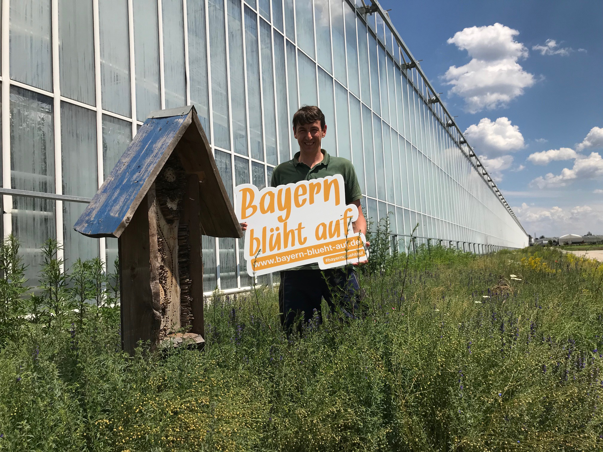 Höfler vor Insektenhotel