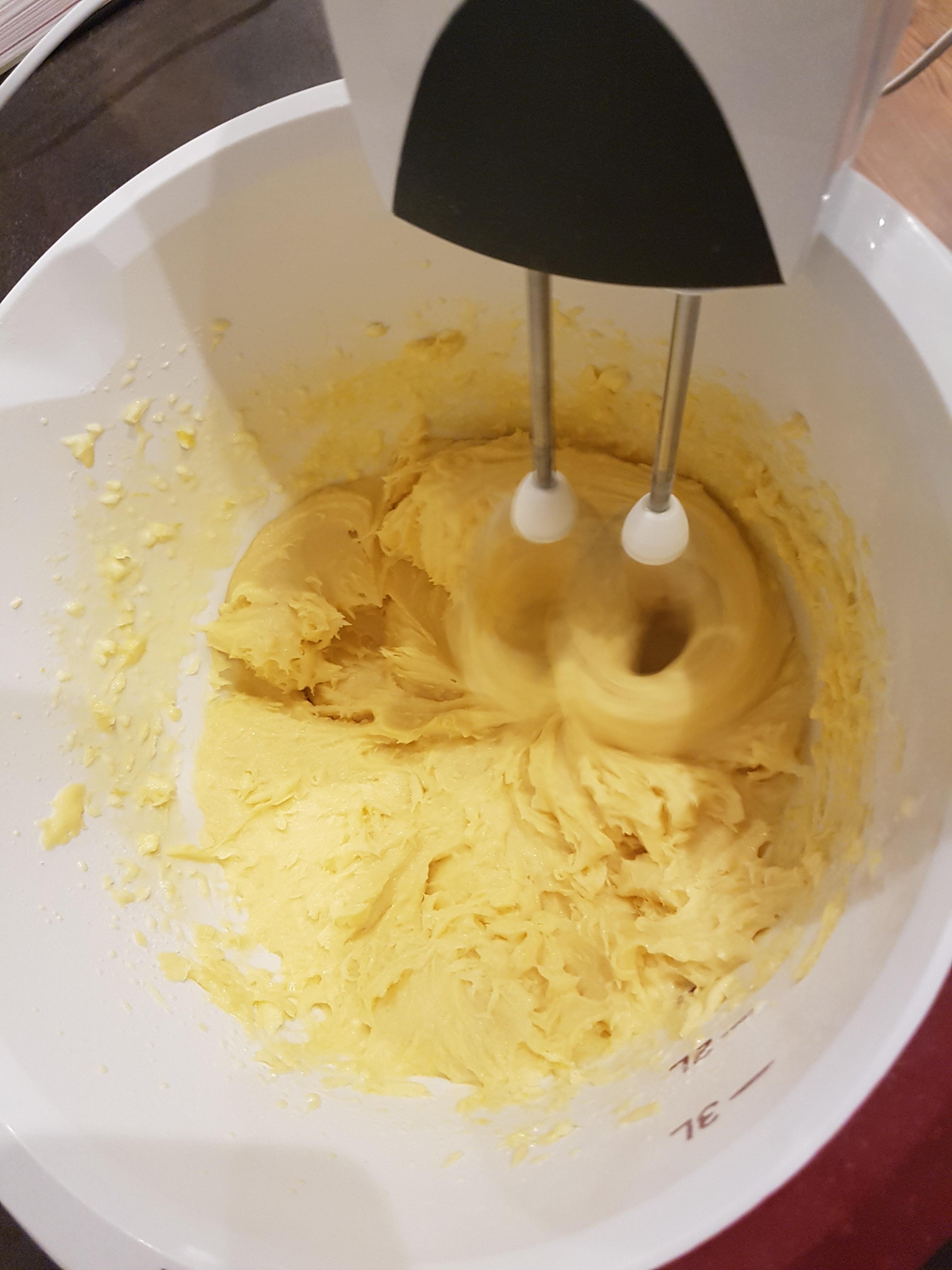 Den Teig für den Kuchen schaumig rühren.