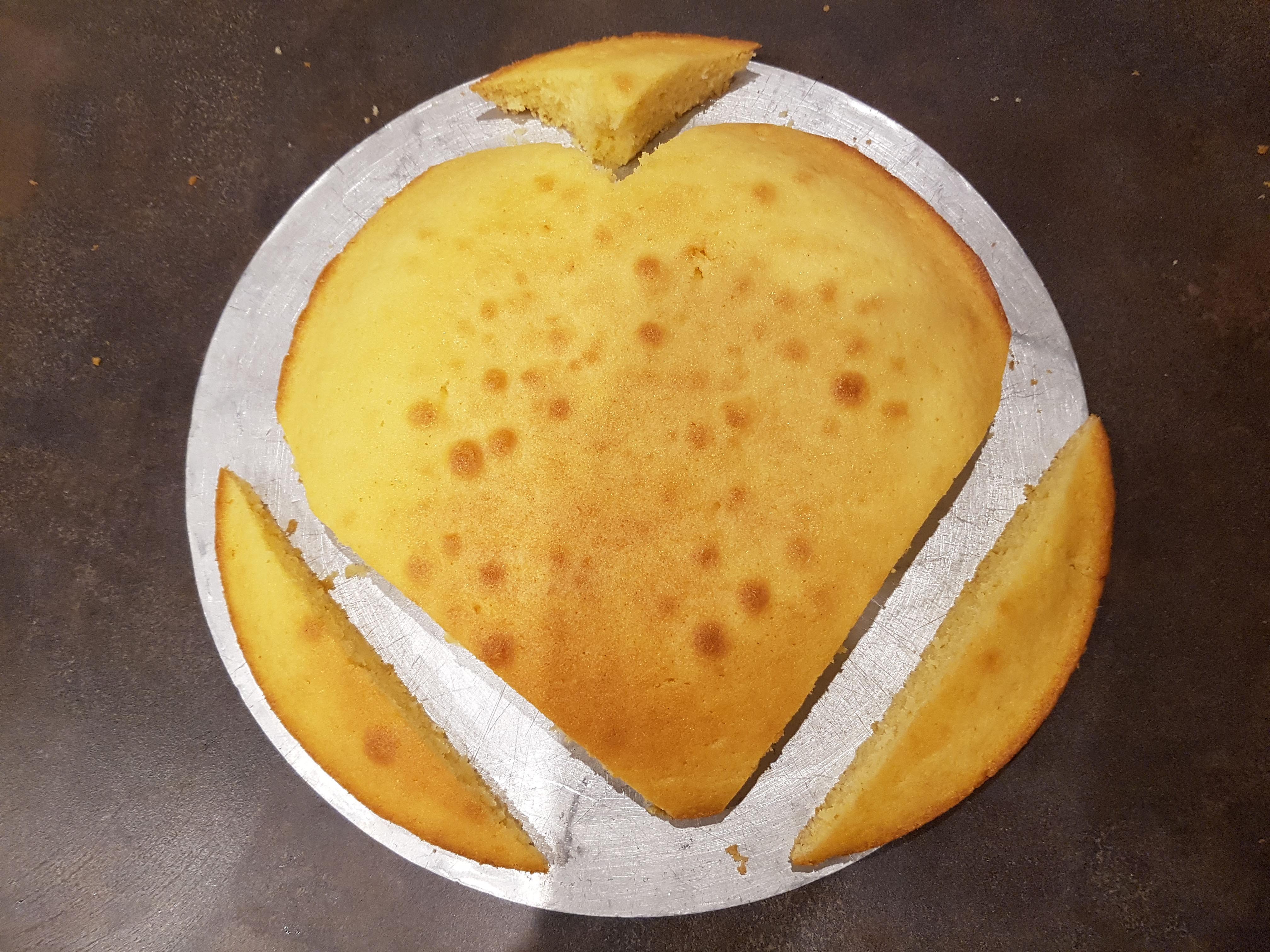 Zitronenkuchen in Herzform schneiden