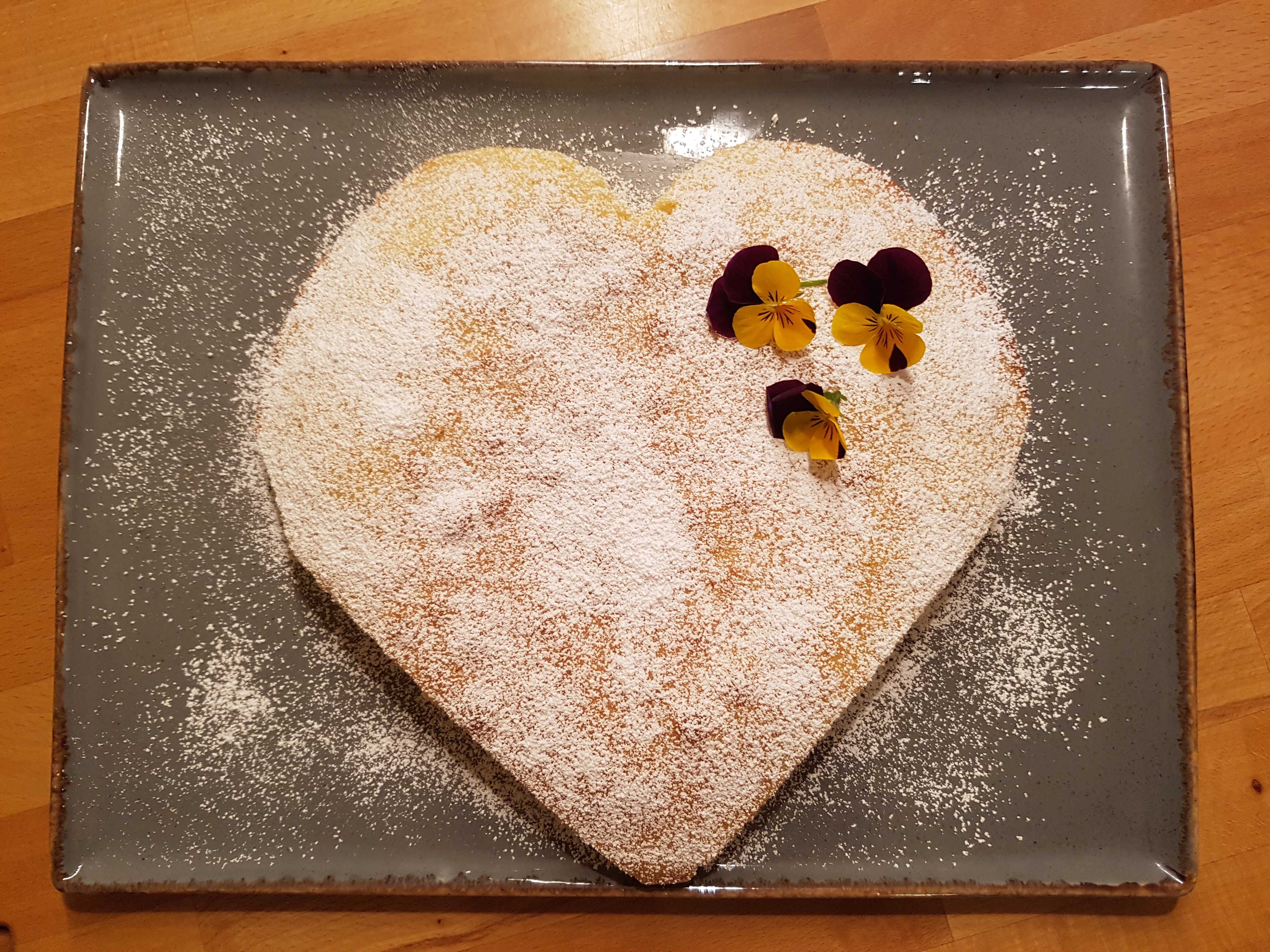 Fertiger Zitronenkuchen in Herzform.