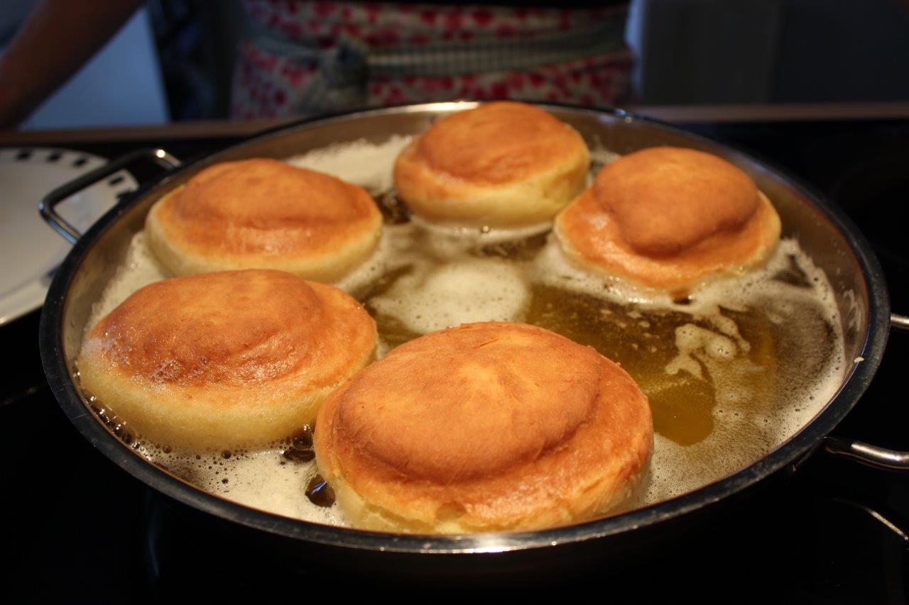 Krapfen werden in Schmalz gebacken.