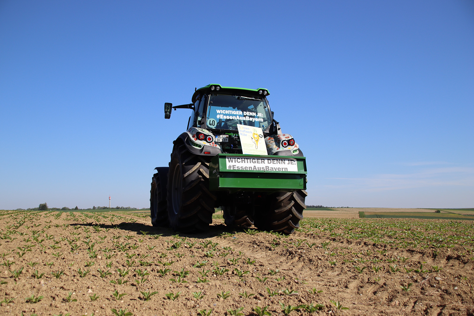 Essen aus Bayern-Traktor auf Rübenfeld