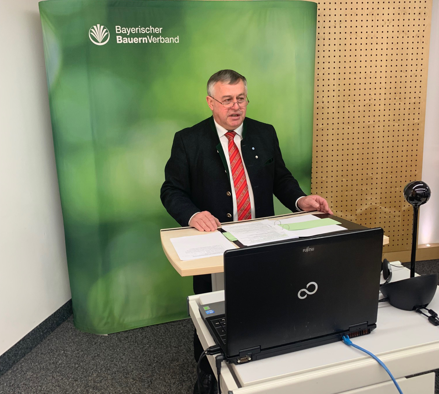 Bauernpräsident Walter Heidl spricht bei der digitalen Landesversammlung vor dem Laptop.