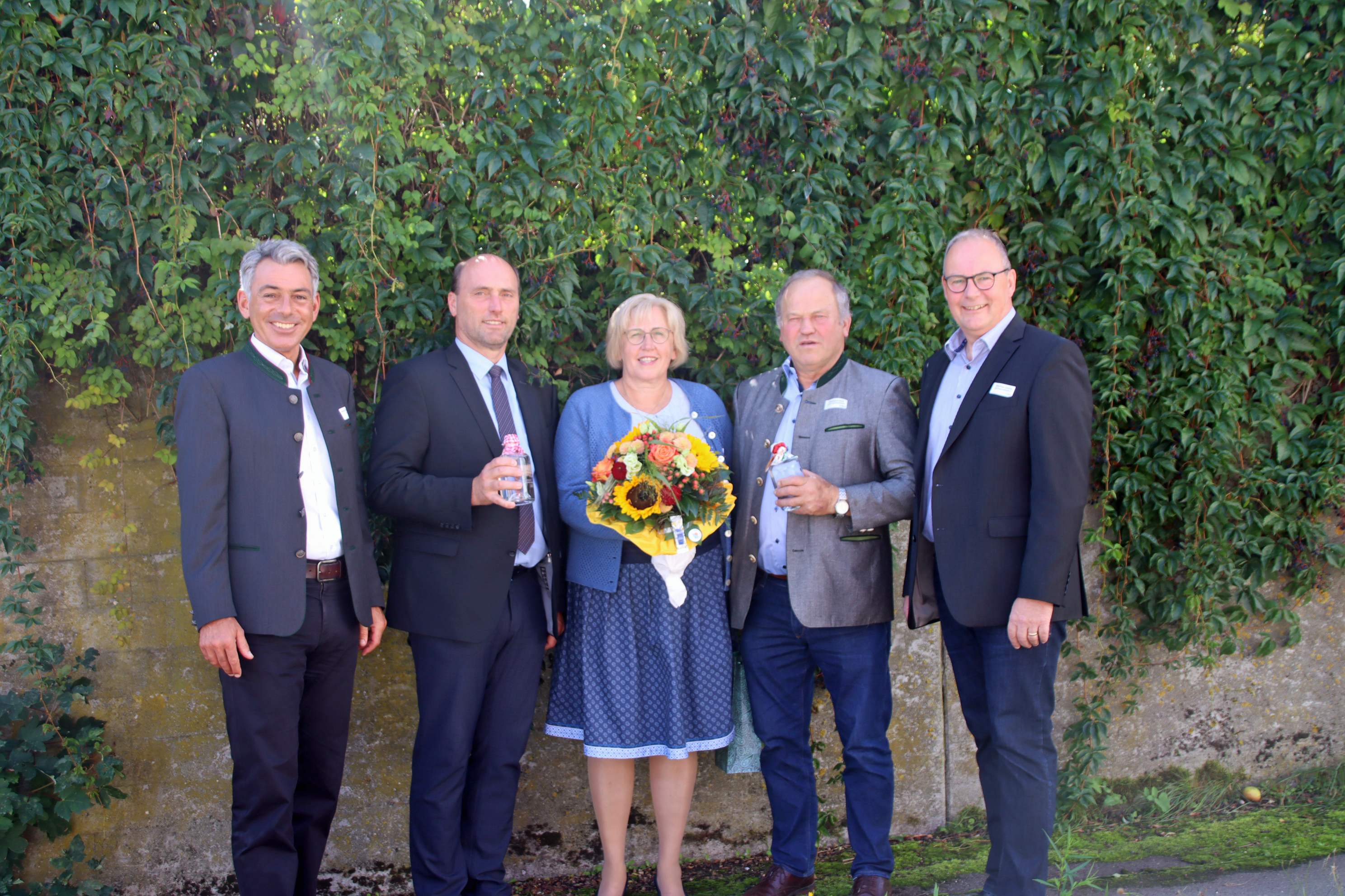 Ausgeschiedene Bezirksvorstandsmitglieder Direktor Martin Wunderlich (links) und Bezirksgeschäftsführer Matthias Letzing (rechts) dankten Alfred Enderle, Marianne Stelzle und Reinhard Herb (von links) für die gute Zusammenarbeit und das Engagement in den vergangenen Jahren.