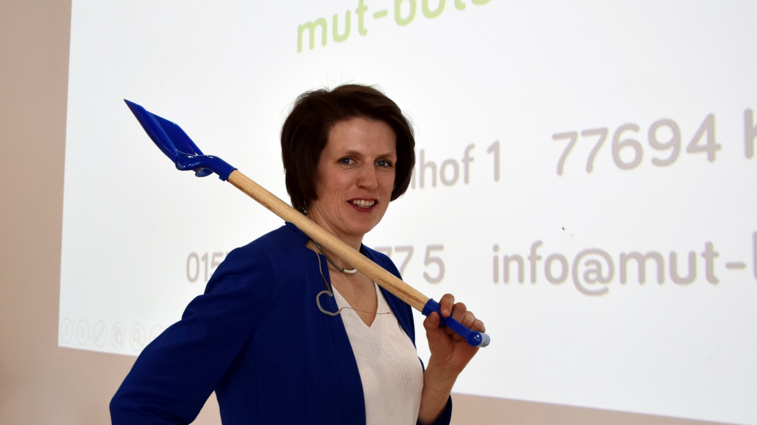 junge Frau mit Kinderspaten