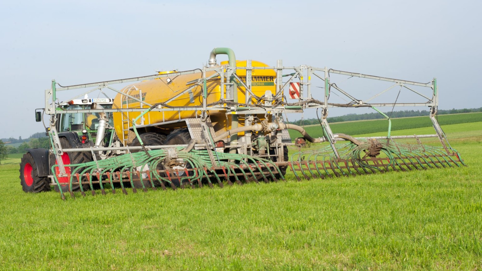Schlepper mit Güllefass