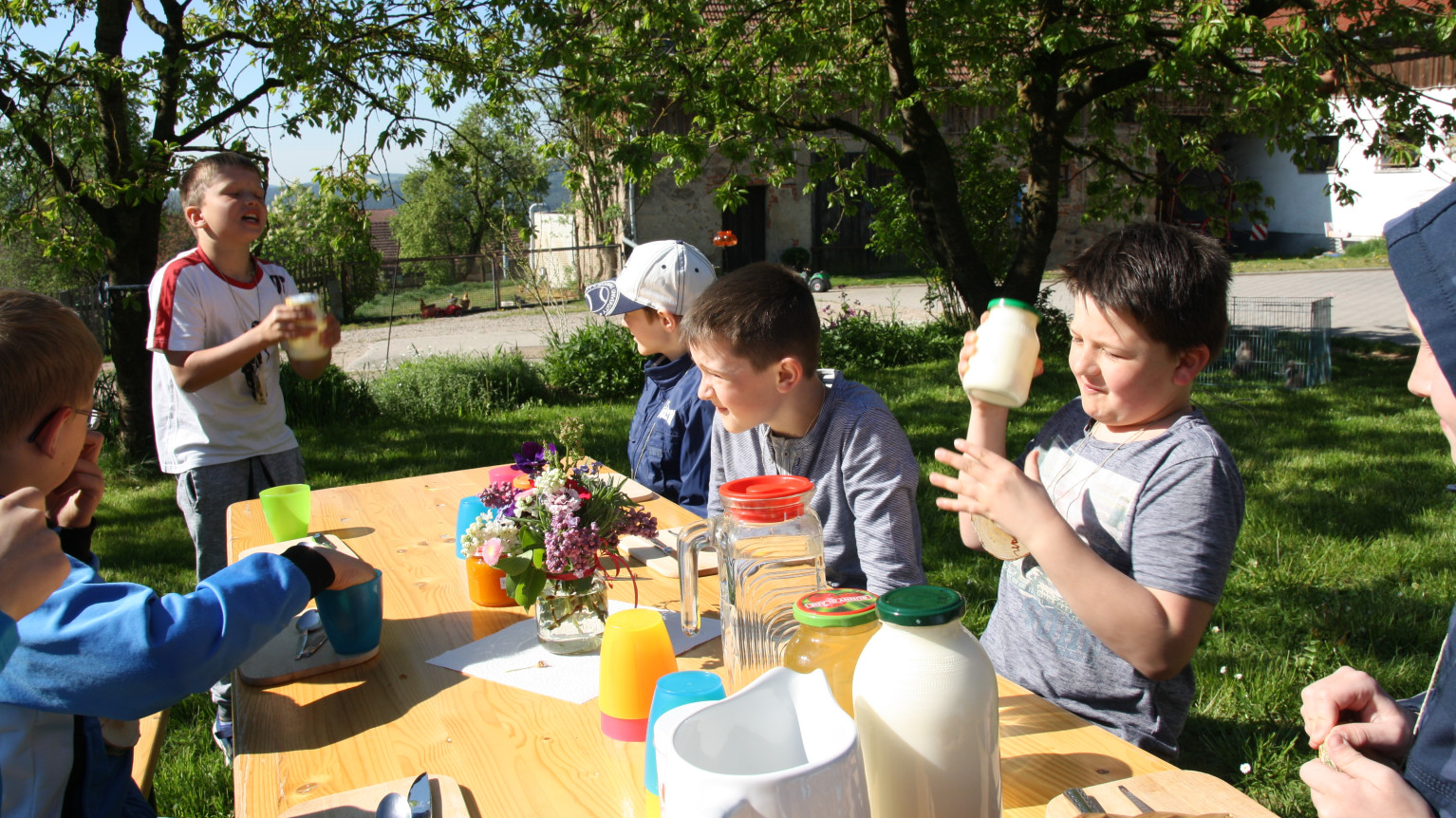 Kinder schütteln Butter