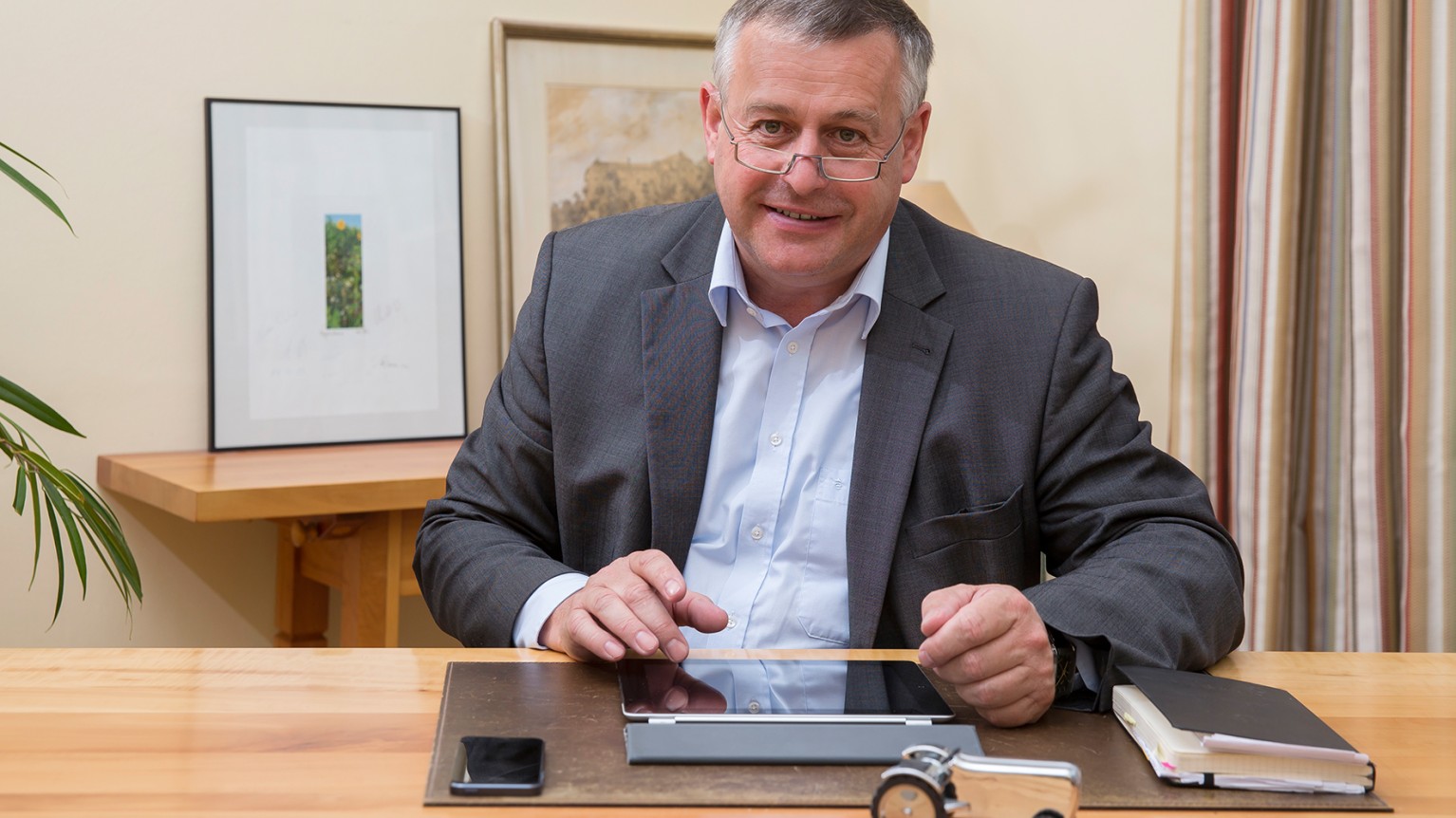 Bauernpräsident Walter Heidl am Schreibtisch