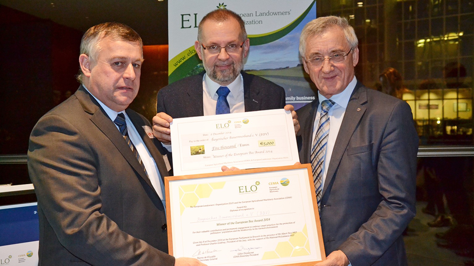 Der Bayerische Bauernverband erhält für die Blühenden Rahmen die Auszeichnung zum Schutz der Bienen, den European Bee Award