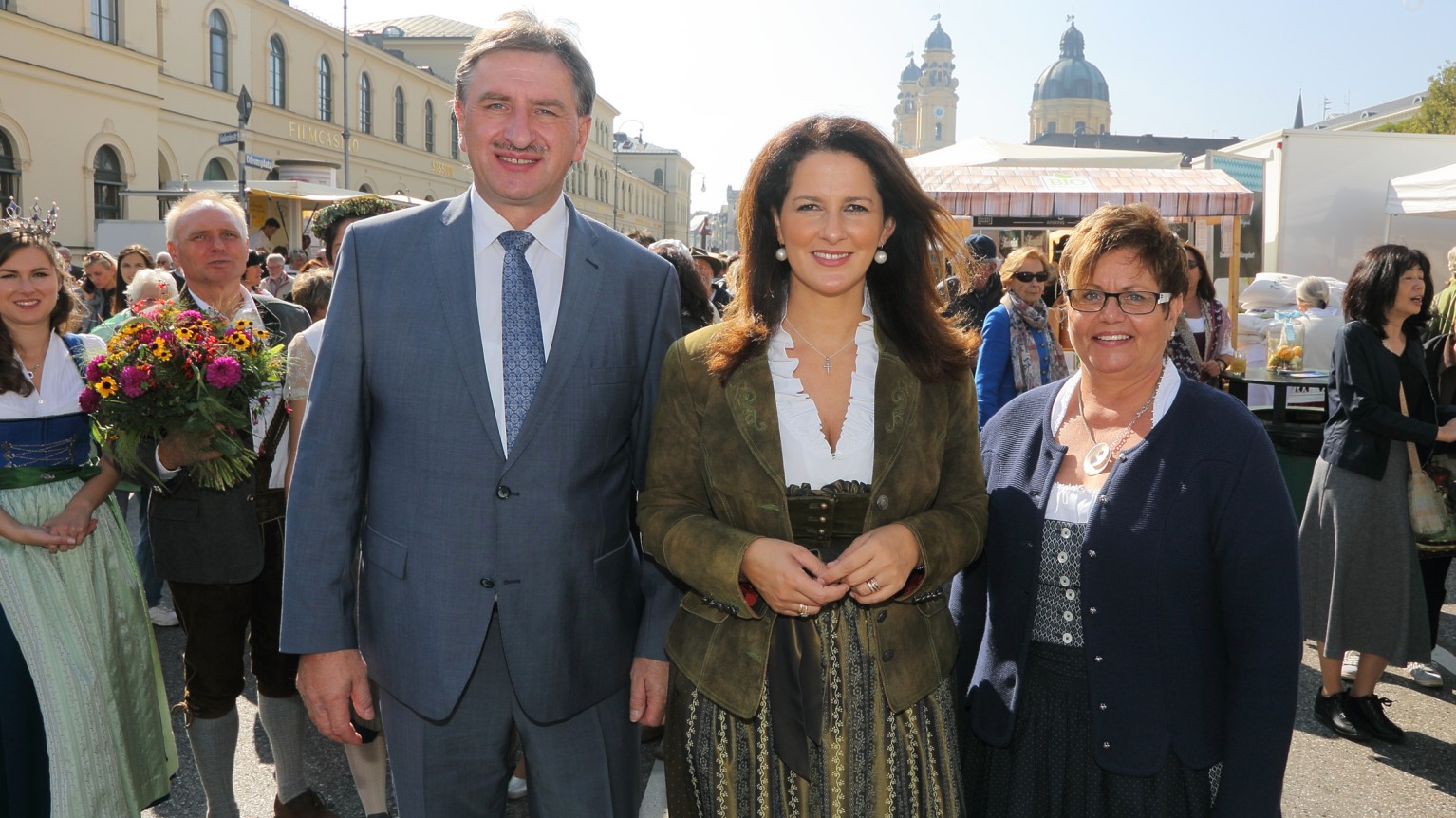 BBV-Vizepräsident Günther Felßner, Bayerns Landwirtschaftministerin Michaela Kaniber und Landesbäuerin Anneliese Göller auf der Bauernmarktmeile München
