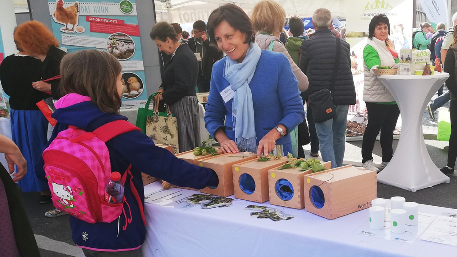 Ein Kind am Stand der Landfrauen auf der Bauernmarktmeile München