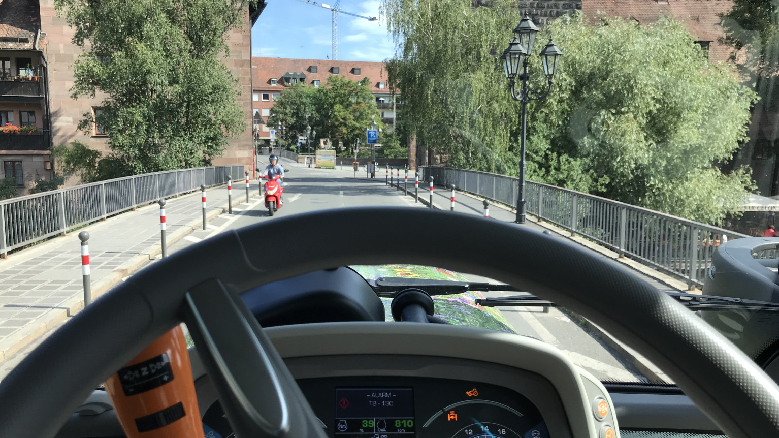 Bluehschlepper färt auf den Nürnberger Hauptmarkt zu