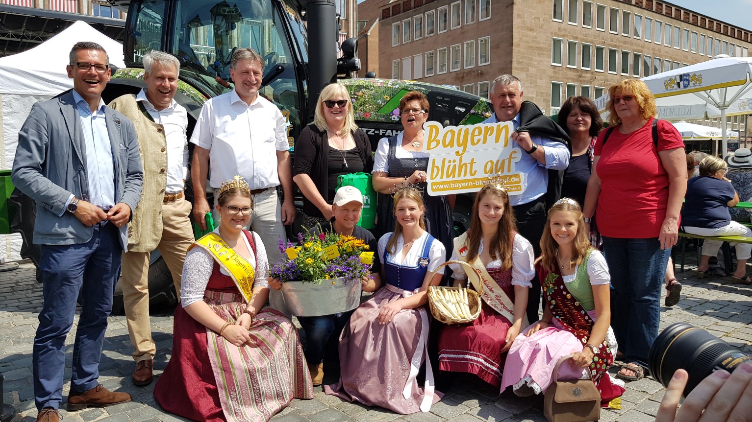 2019-06-25-bauernmarktmeile-neurnberg-bild3 personen auf der bauermarktmeile mit bayern blüht auf