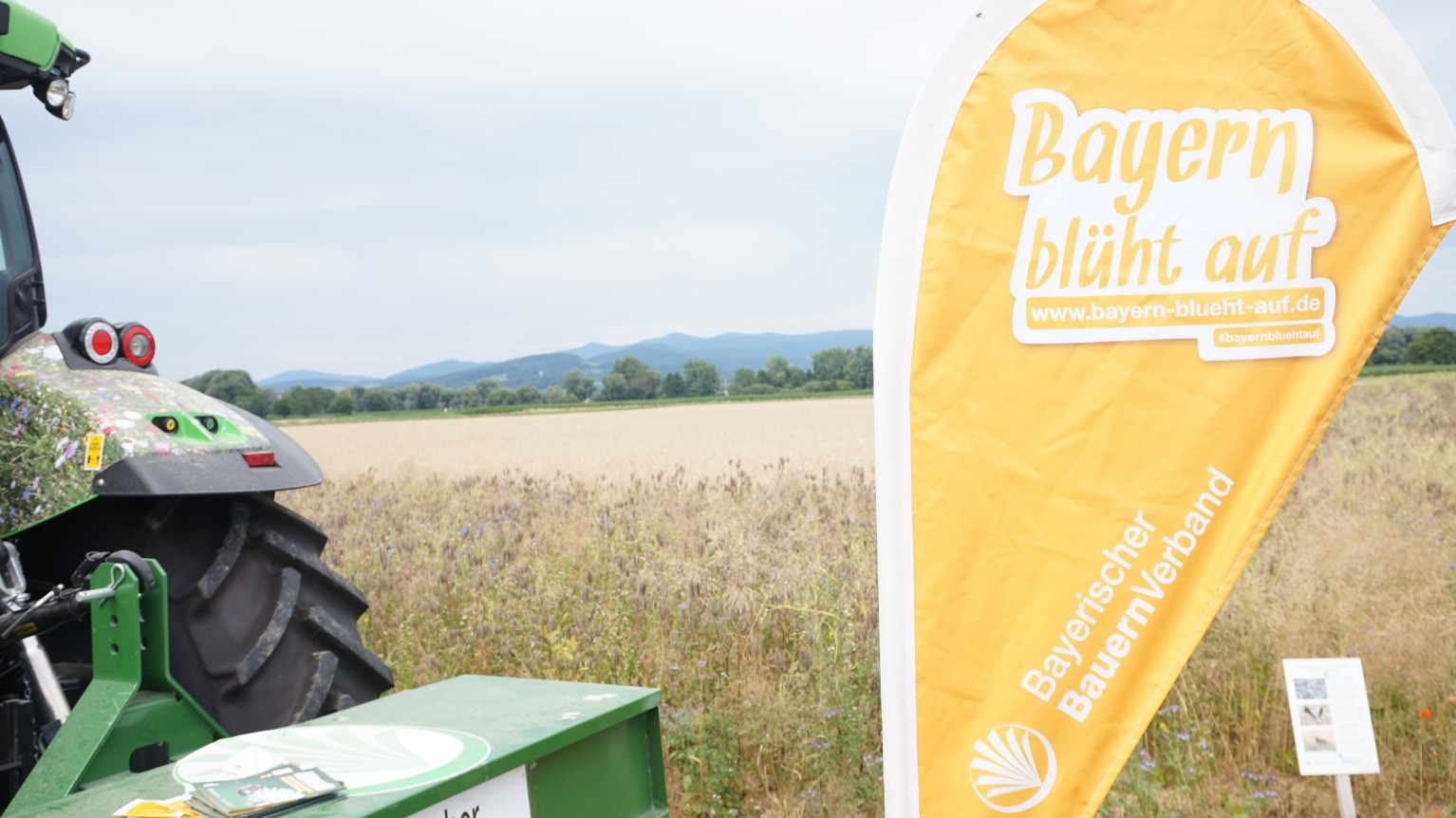 Traktor Bayern blüht auf Schlepper