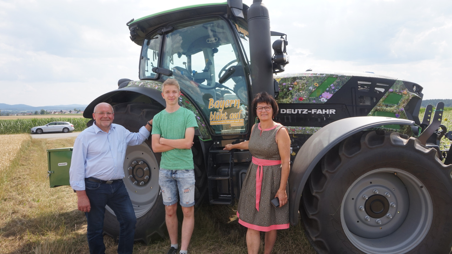Michael Ederer brachte den Traktor nach Cham Personen vor Traktor