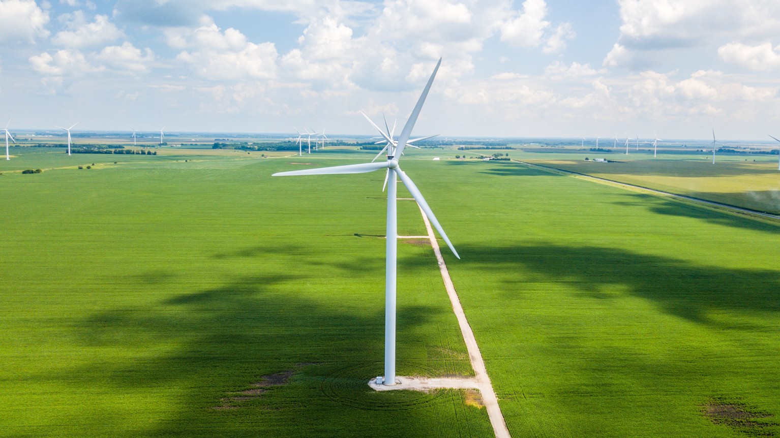 Windräder auf grünen Feldern