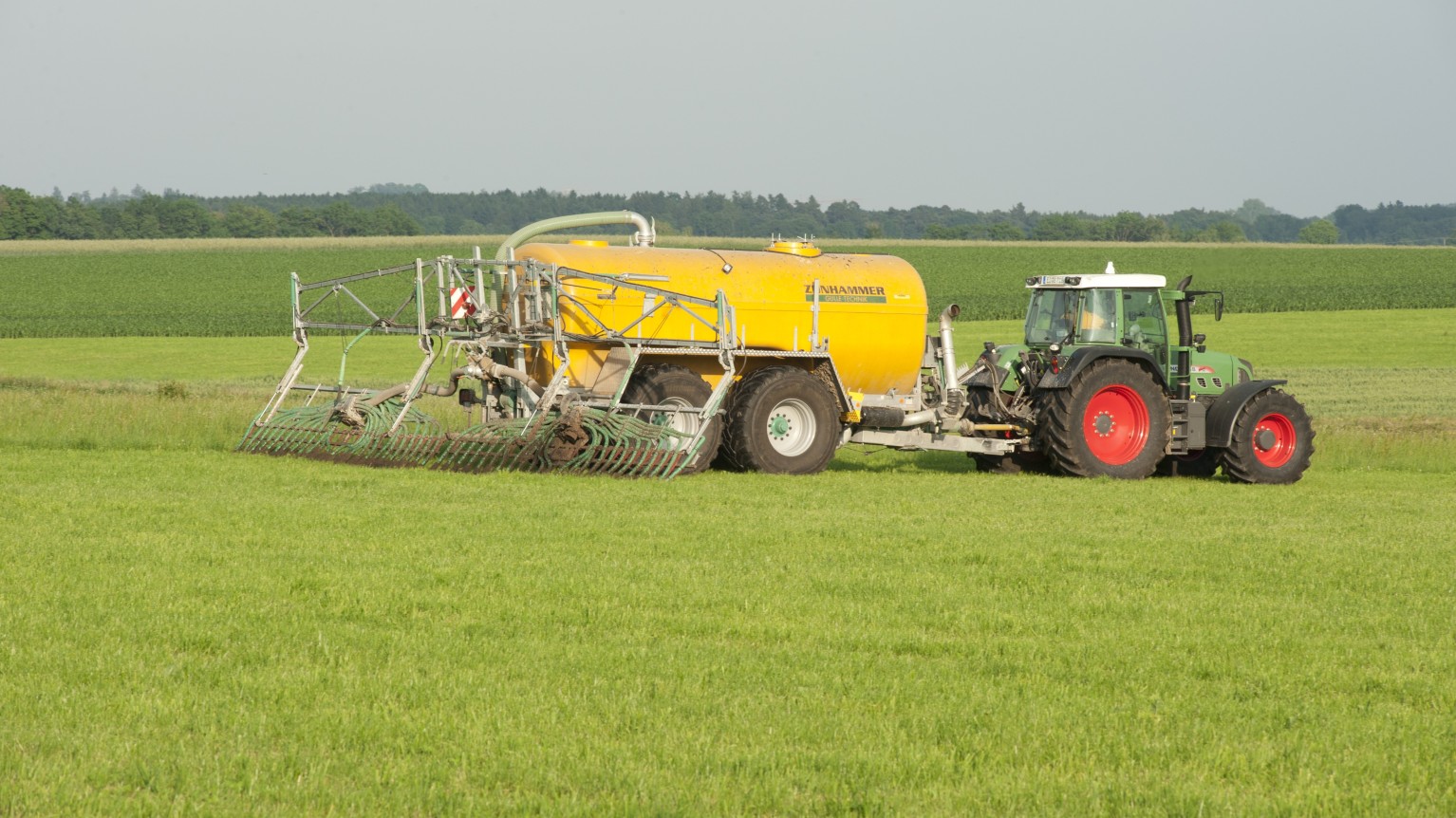 Traktor mit Düngeanhänger