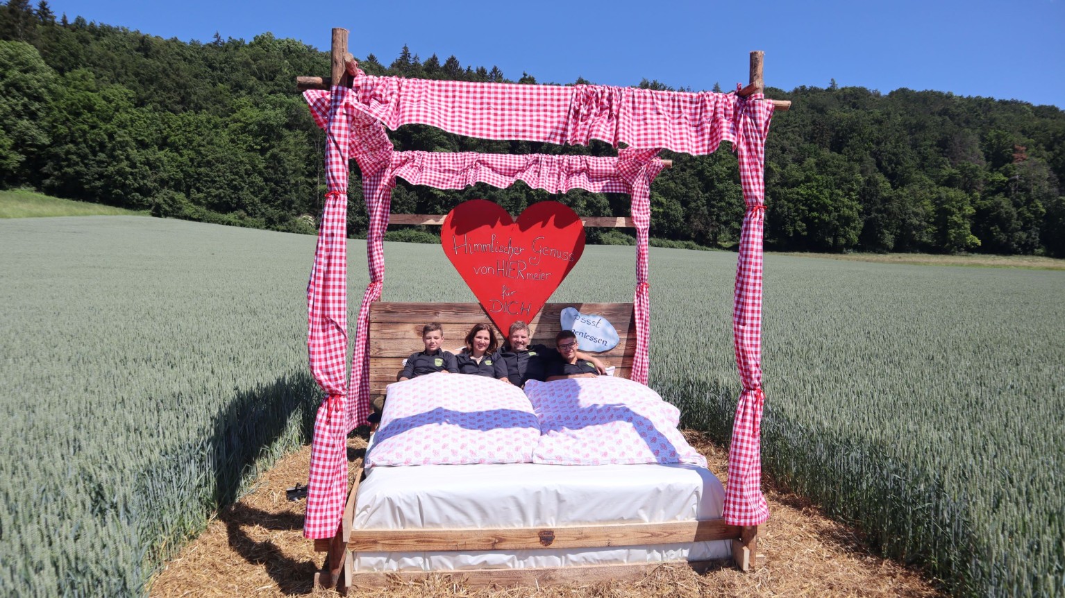 ein bett im kornfeld