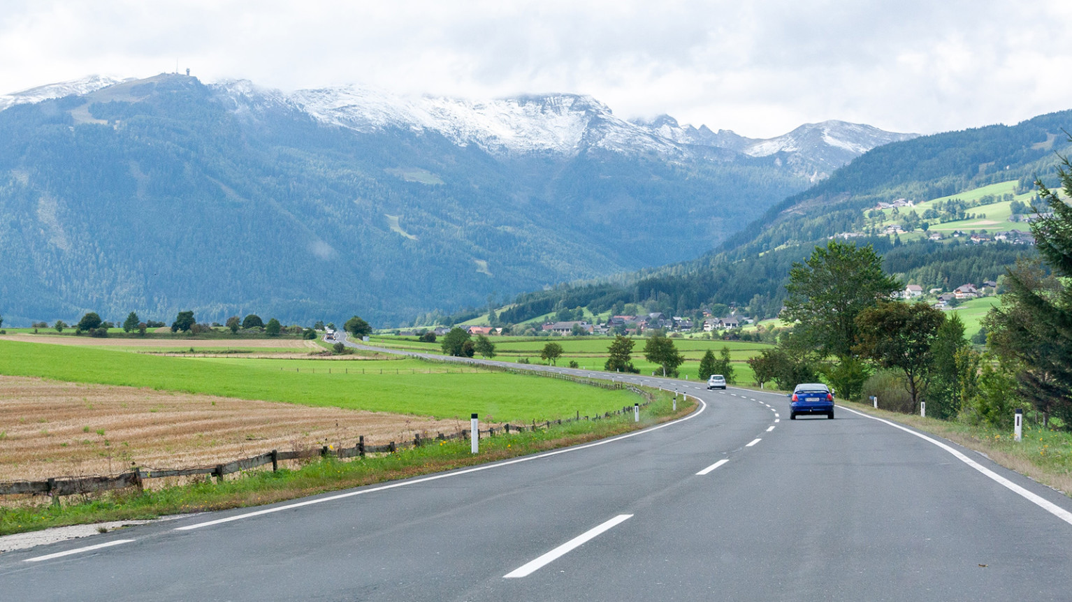 Auto fährt durch Österreich
