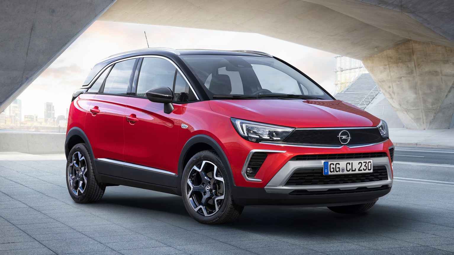 Ein roter Opel Crossland auf der Straße