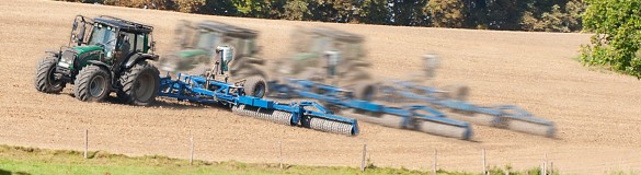 Fahrender Traktor auf einem Feld im Fünfseenland.
