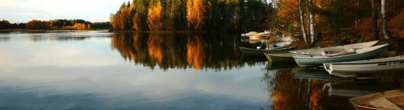 Ein spiegelglatter See mit herbstfarbenen Bäumen