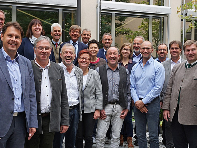 Gruppenbild des Landesfachausschusses für Nachwachsende Rohstoffe und Erneuerbare Energien des Bayerischen Bauernverbandes