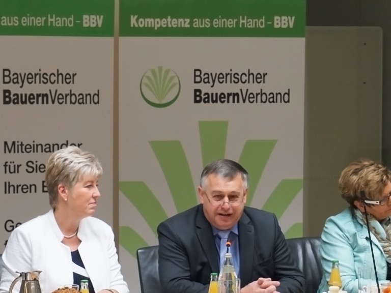 Landtagsabgeordnete Angelika Schorer, BBV-Präsident Walter Heidl und Landesbäuerin Anneliese Göller beim parlamentarischen Frühstück des Bauernverbandes im bayerischen Landtag