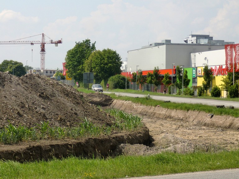 Ein Feld wird für das wachsende Gewerbegiebt geopfert, mehr Fläche wird versiegelt