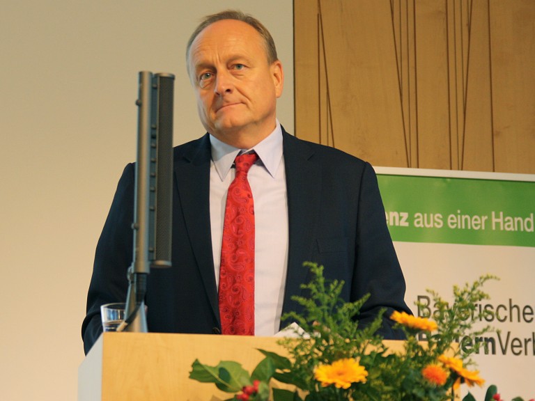 DBV-Präsident Joachim Rukwied am Podium auf der Kreisobmänner-Tagung des Bayerischen Bauernverbandes in Herrsching
